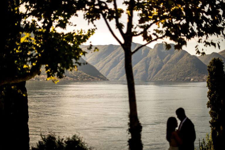 couple in villa del balbianello during sunset